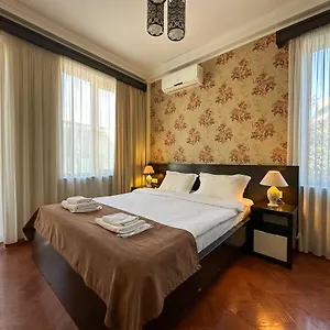 3* Otel Four Brothers